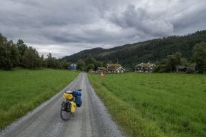 découvrez les plus belles pistes cyclables pour explorer la nature et les paysages pittoresques. que vous soyez amateur de vélo de montagne ou de balades tranquilles, trouvez les itinéraires parfaits pour vivre des aventures inoubliables à vélo.