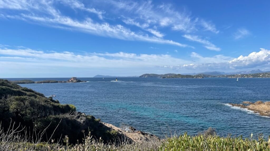 découvrez porquerolles, l'île paradisiaque des côtes varoises, où plages de sable fin, sentiers enchanteurs et paysages préservés vous invitent à l'évasion. profitez de ses activités nautiques, de sa biodiversité exceptionnelle et de son ambiance authentique pour des vacances inoubliables en pleine nature.