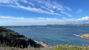 découvrez porquerolles, l'île paradisiaque des côtes varoises, où plages de sable fin, sentiers enchanteurs et paysages préservés vous invitent à l'évasion. profitez de ses activités nautiques, de sa biodiversité exceptionnelle et de son ambiance authentique pour des vacances inoubliables en pleine nature.