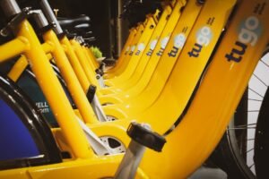découvrez notre service de location de vélos, idéal pour explorer la ville ou profiter de la nature. des vélos de qualité pour tous les niveaux et des tarifs flexibles vous attendent. louez un vélo et partez à l'aventure dès aujourd'hui !