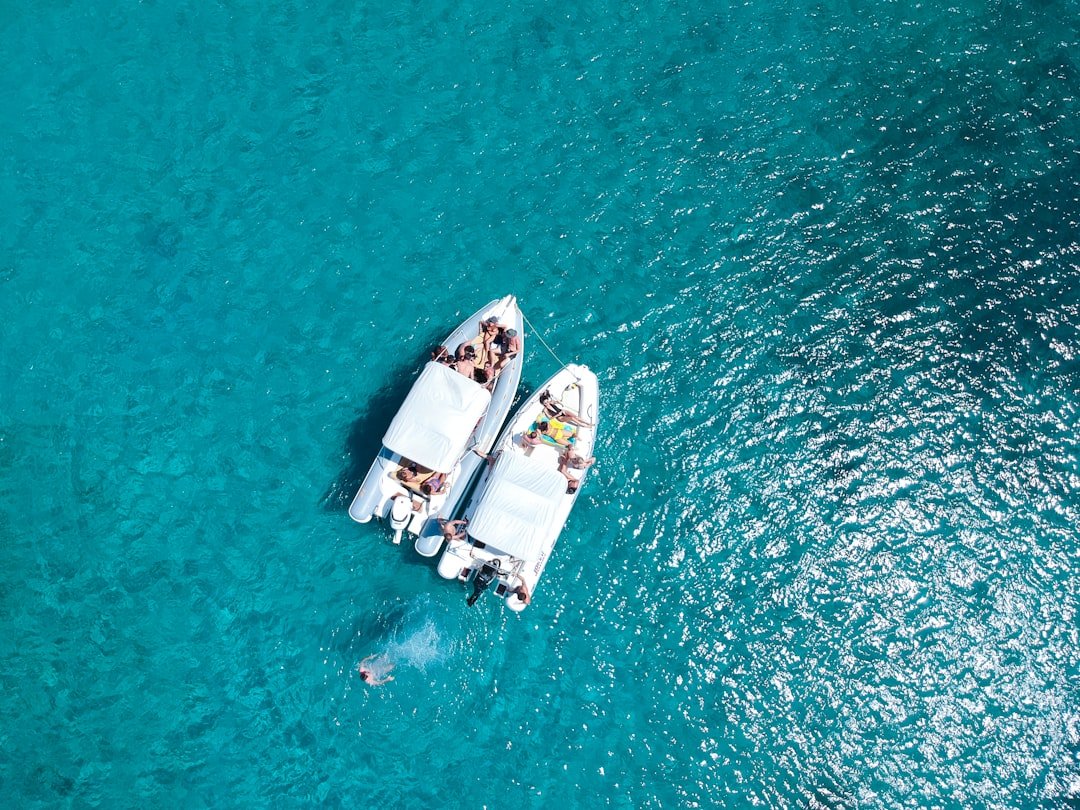 découvrez porquerolles, une île paradisiaque située dans le parc national de port-cros. plages de sable fin, paysages enchanteurs et activités nautiques vous attendent pour des vacances inoubliables en provence.